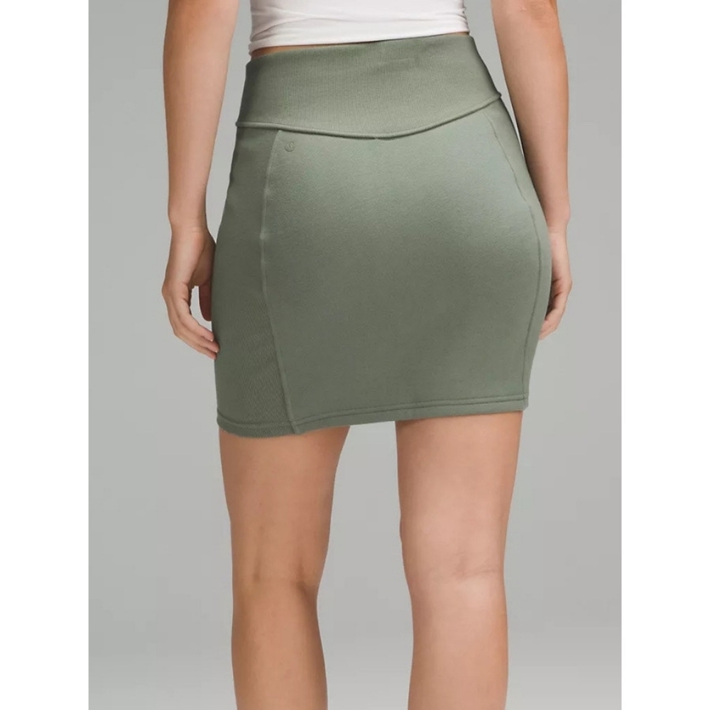 NWT Lululemon Scuba High Rise Mini Skirt Size Large (GREU) LW8ALSS - Picture 2 of 12